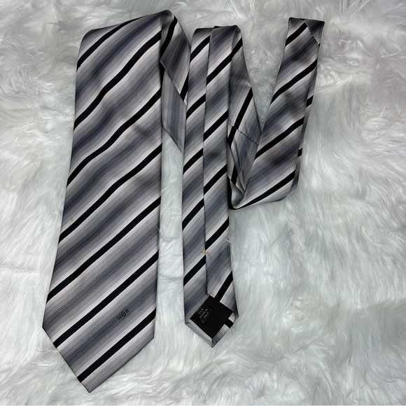 Authentic Louis Vuitton Tie - Picture 11 of 11